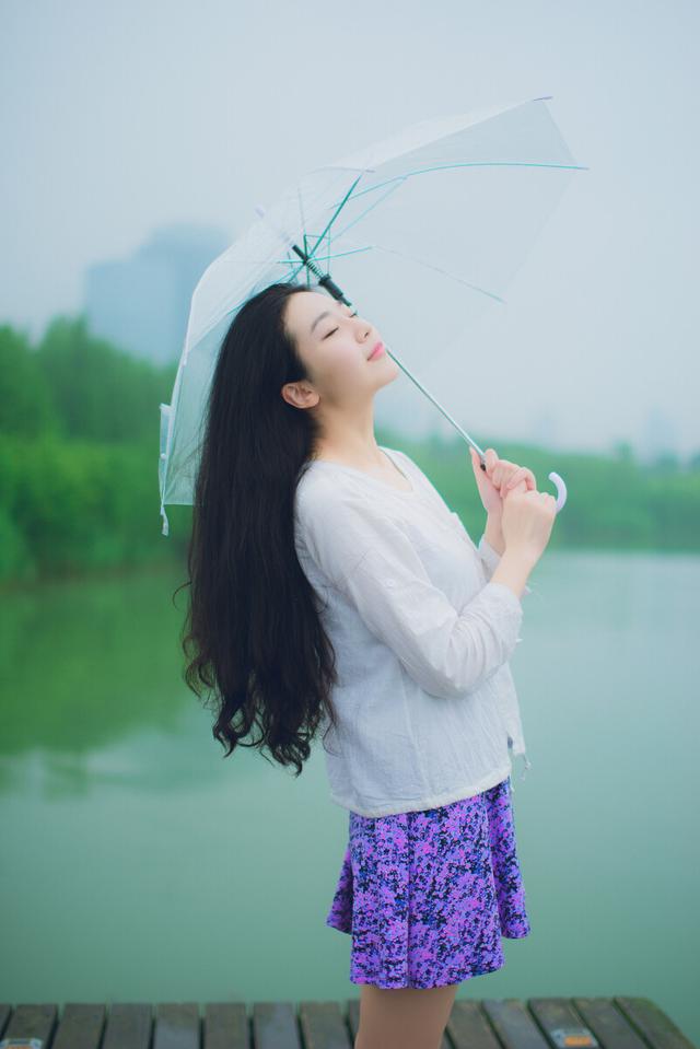 黑黑的天空低垂亮亮的繁星相随虫儿飞虫儿飞，黑黑的天空低垂亮亮的繁星相随虫儿飞虫儿飞歌词！